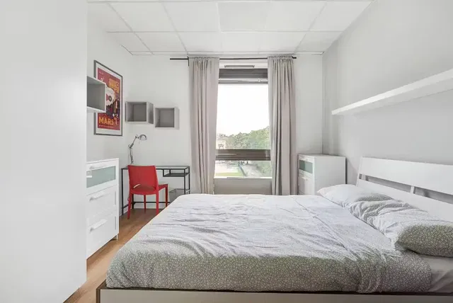 Camera da letto; luce naturale, pavimento in legno