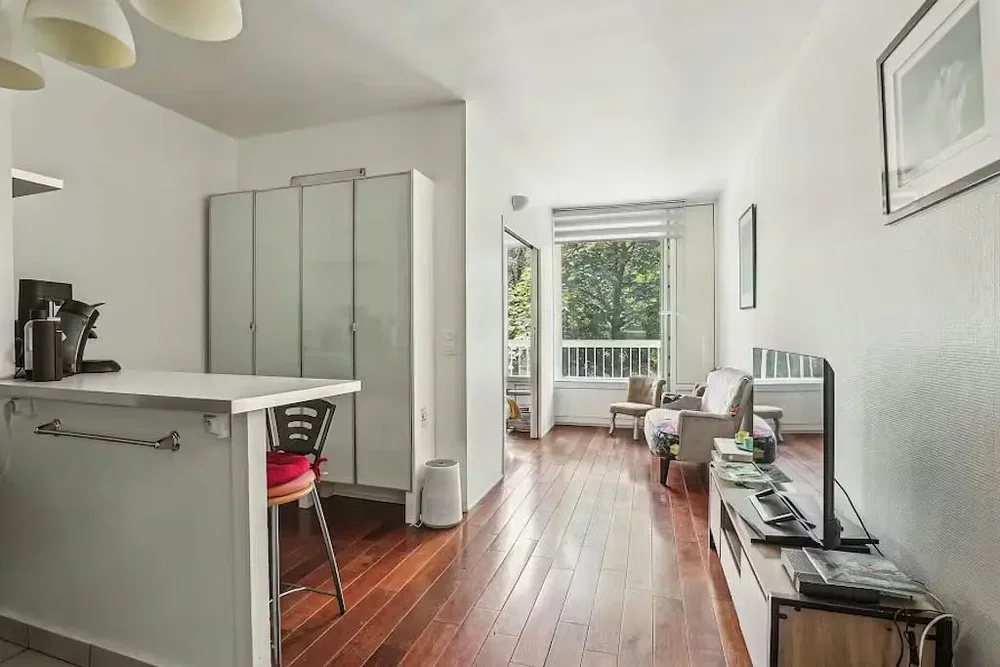 Soggiorno; luce naturale, pavimento in legno, stile moderno