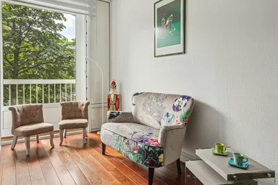 Soggiorno; vista, pavimento in legno, luce naturale, stile moderno