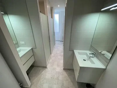 Banyo; fayans zemin, doğal ışık