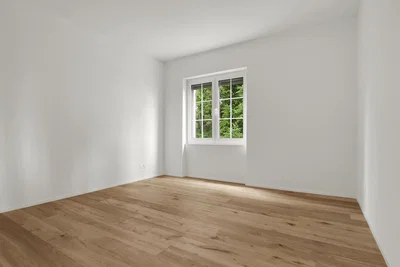 Quarto; luz natural, chão de madeira