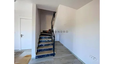 Kuća i okolina; pločice, potrebna renovacija