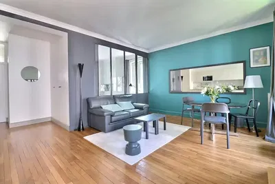 Wohnzimmer; holzboden, tageslicht, moderner stil