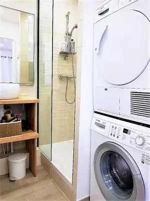 Banyo; fayans zemin, doğal ışık, tadilatlı