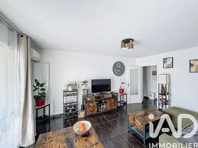 Wohnzimmer; fliesenboden, tageslicht, moderner stil