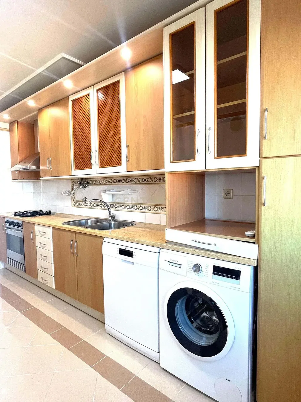 Küche; küchengeräte, fliesenboden, renoviert, tageslicht, moderner stil