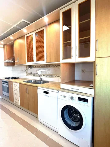 Küche; küchengeräte, fliesenboden, renoviert, tageslicht, moderner stil