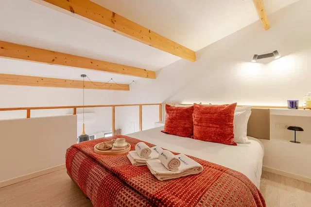 Schlafzimmer; holzbalken, tageslicht