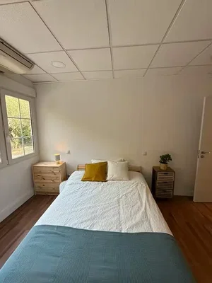 Schlafzimmer; tageslicht, holzboden