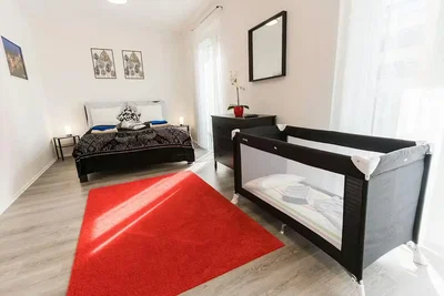 Ložnice; přirozené světlo, dřevěná podlaha