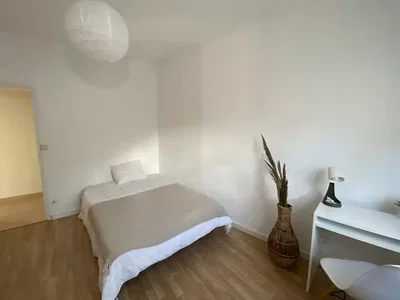 Schlafzimmer; holzboden, tageslicht