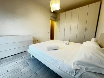 Schlafzimmer; holzboden, tageslicht