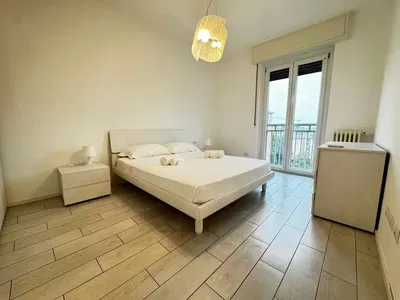 Schlafzimmer; tageslicht, holzboden