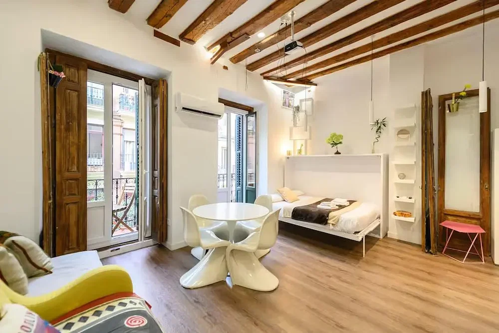 Schlafzimmer; blick, holzbalken, tageslicht, moderner stil