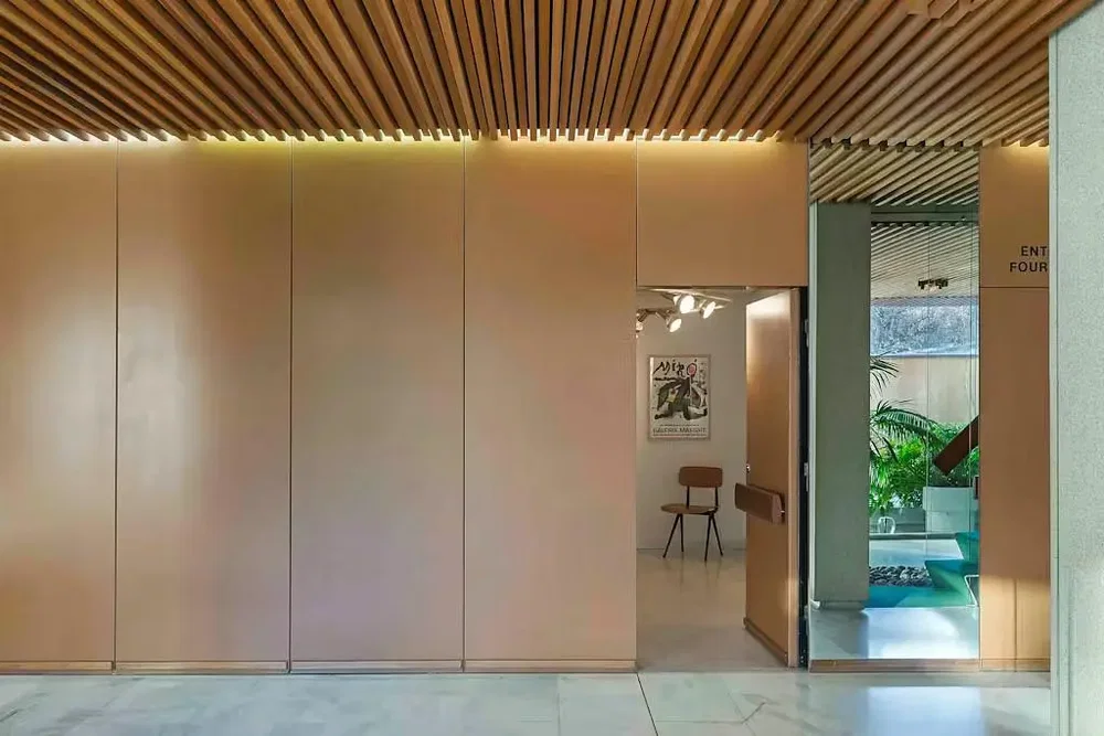 Soggiorno; travi in legno, luce naturale, stile moderno