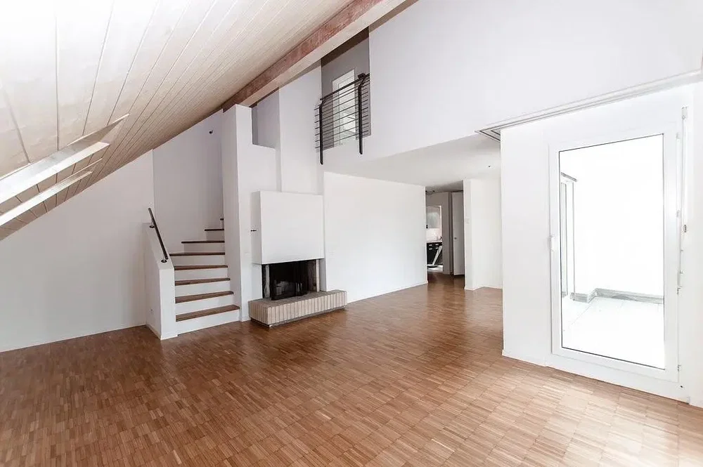 Salón; chimenea, suelo de madera, luz natural