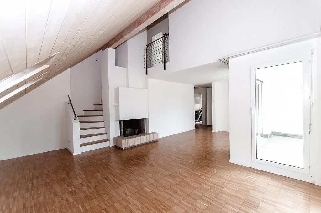 Salón; chimenea, suelo de madera, luz natural