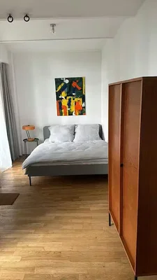 Camera da letto; pavimento in legno, luce naturale