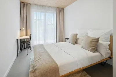 Ložnice; přirozené světlo, moderní styl