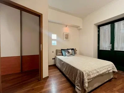 Quarto; chão de madeira, luz natural
