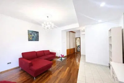 Sala de estar; chão de madeira, luz natural, estilo moderno