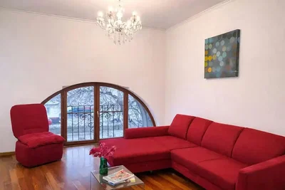 Sala de estar; luz natural, chão de madeira, estilo moderno, vista