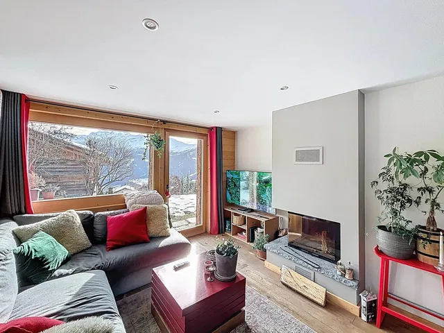 Soggiorno; vista, camino, luce naturale