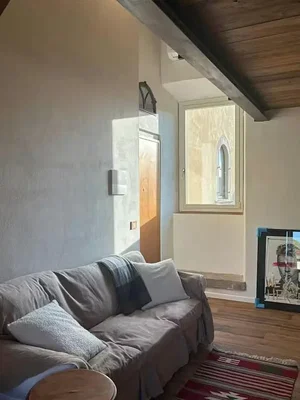 Wohnzimmer; tageslicht, holzbalken, holzboden