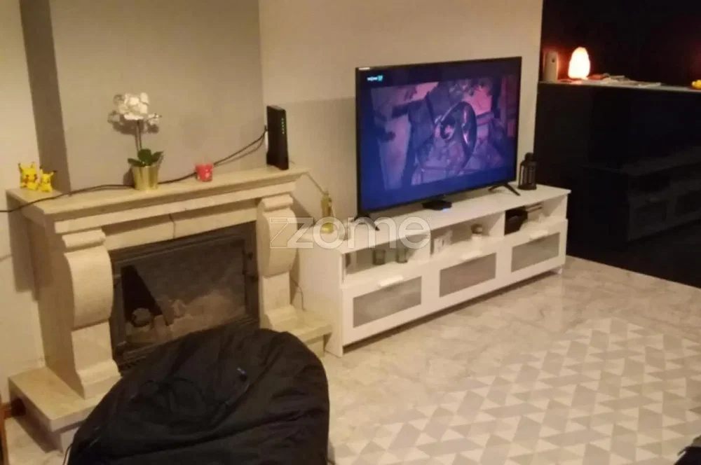 Oturma odası; şömine, doğal ışık