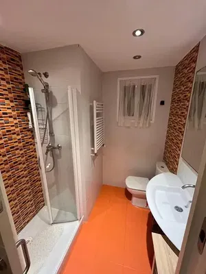 Badezimmer; fliesenboden, tageslicht, renoviert