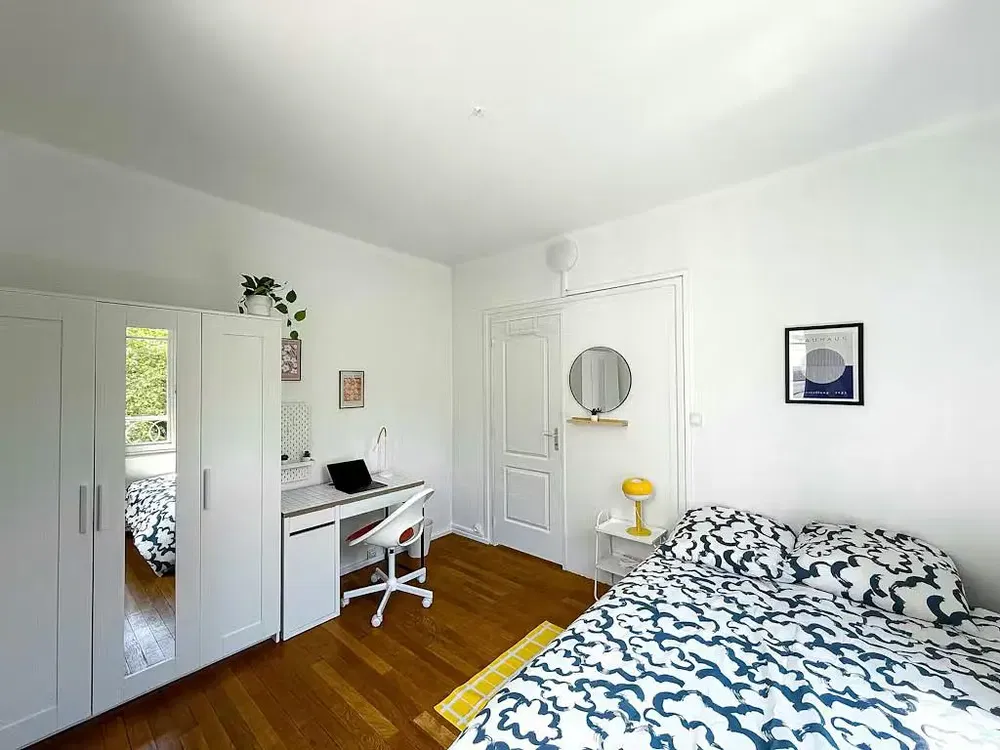 Schlafzimmer; tageslicht, holzboden