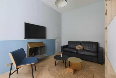 Salon; cheminée, parquet, lumière naturelle, style moderne