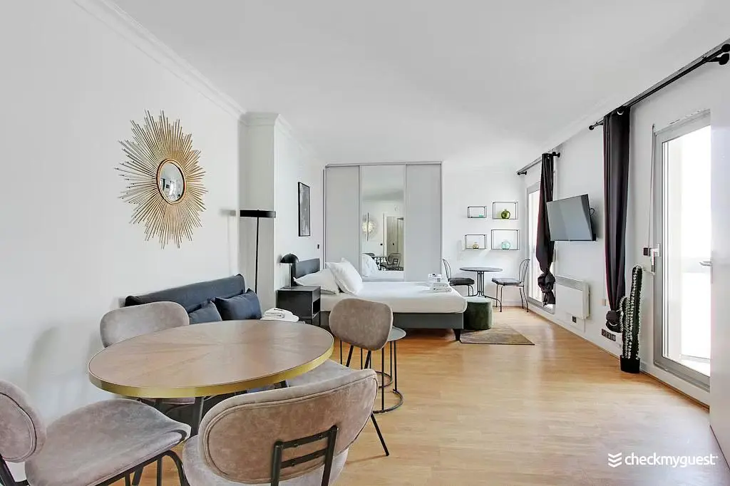 Wohnzimmer; tageslicht, moderner stil, holzboden