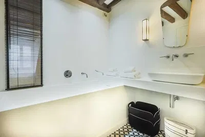 Купатило; природно светло, дрвене греде, реновиран