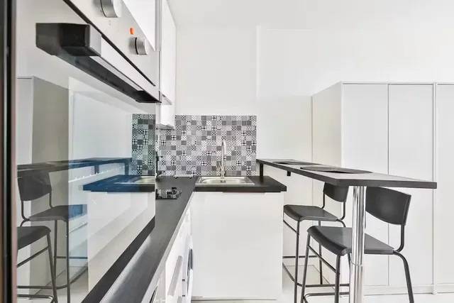 Cozinha; eletrodomésticos, chão de azulejo, renovado, luz natural, estilo moderno