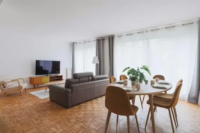 Wohnzimmer; holzboden, tageslicht, moderner stil