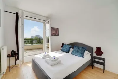Yatak odası; manzara, doğal ışık, modern stil