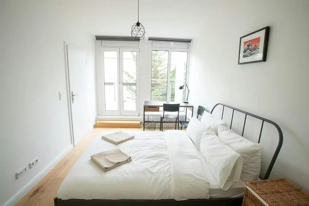 Camera da letto; luce naturale, pavimento in legno