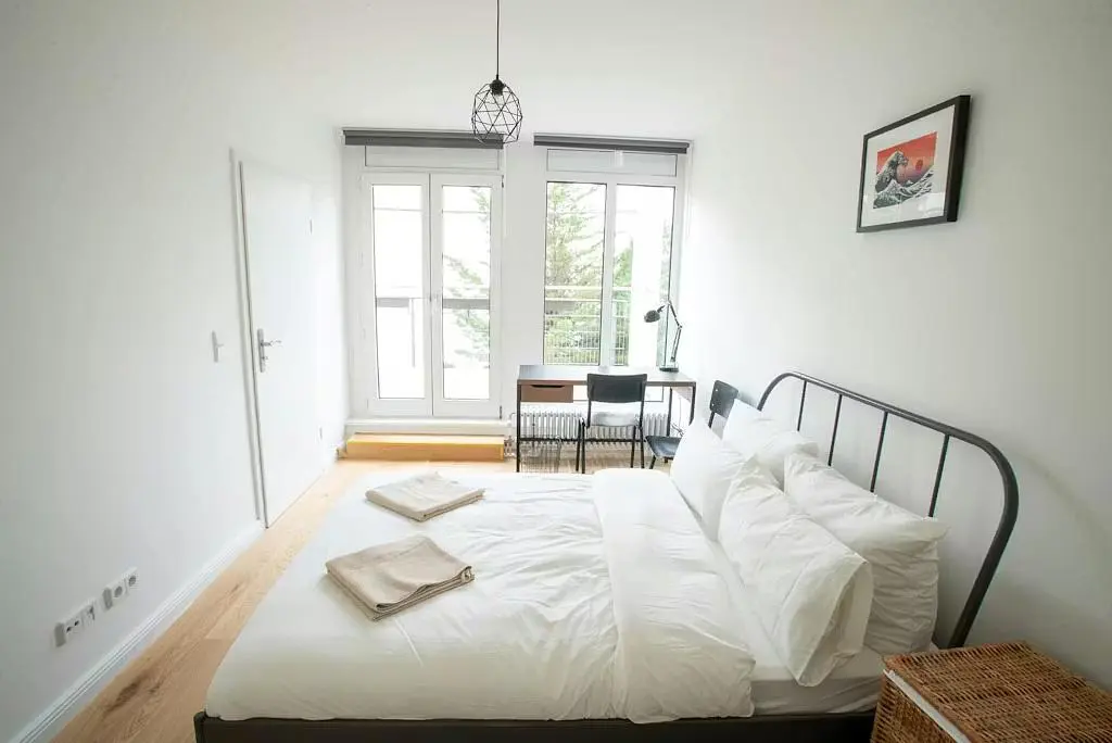 Camera da letto; luce naturale, pavimento in legno