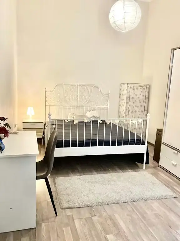 Schlafzimmer; holzboden, tageslicht, moderner stil