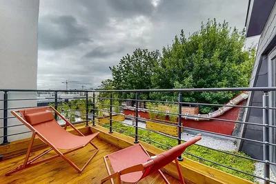 Balcone; vista, pavimento in legno, luce naturale