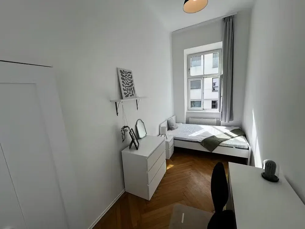 Camera da letto; luce naturale, pavimento in legno