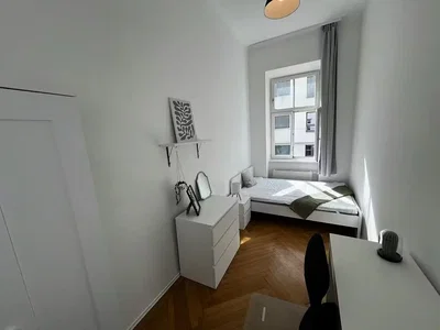 Camera da letto; luce naturale, pavimento in legno
