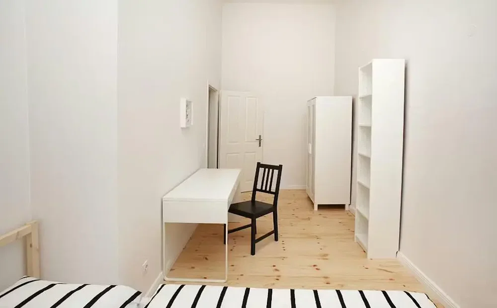 Schlafzimmer; holzboden, tageslicht