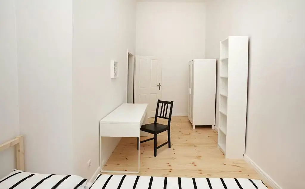 Schlafzimmer; holzboden, tageslicht