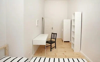 Schlafzimmer; holzboden, tageslicht