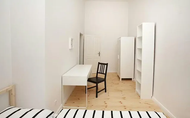 Schlafzimmer; holzboden, tageslicht