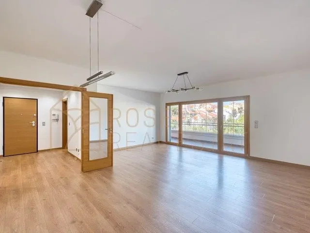 Living room; wood floor, natural light, modern style