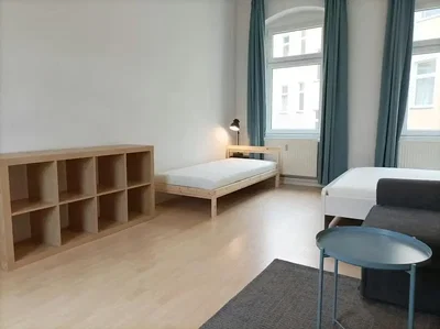 Spavaća soba; prirodno svjetlo, drveni pod