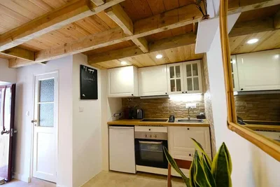 Küche; küchengeräte, holzbalken, tageslicht, moderner stil